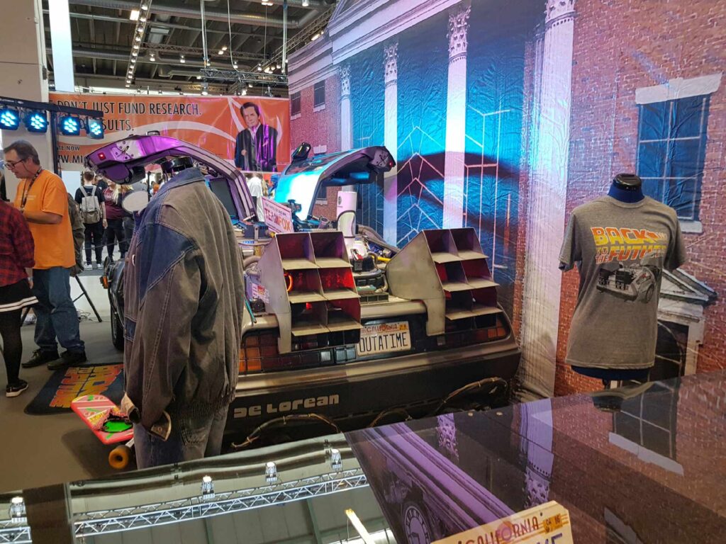 Den inkarnerede Back to the Future fangirl var mildest talt i himlen da vi nåede til denne stand fuld af memorabilia fra de ikoniske film
