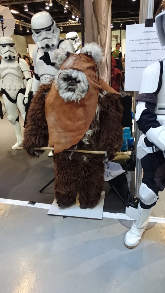 I had the Droid he was looking for... snappede billedet her ikke mere end to sekunder efter jeg havde anskaffet mig min nye kæle droide BB-8. Men bare rolig Chrstoffer brugte alle hans Jedi mind tricks imod ham, så BB kunne komme sikkert med hjem