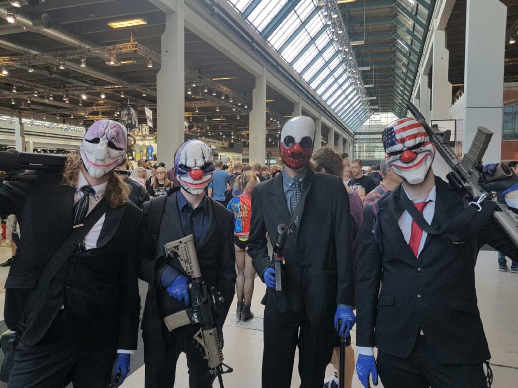 Titlen som connens absolut mest fotograferede cosplayere må ubeskåret gå til de her fire seje fyre fra Payday 2. Gennemført kan jo slet ikke beskrive deres outfits