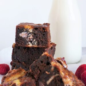 Brownie med cheesecake og hindbær