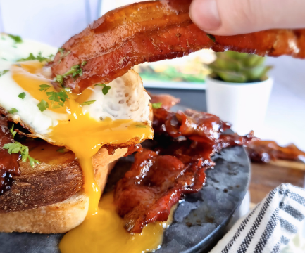 Har du prøvet kaffeglaseret bacon? – det er en absolut vanedannende morgenmad