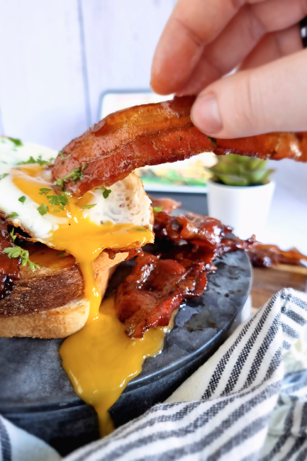 Har du prøvet kaffeglaseret bacon? – det er en absolut vanedannende morgenmad