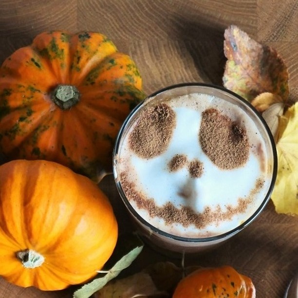 Smil det er fredag 😄
Leder du efter en sød, lækker og hurtig lille weekend Halloween treat, så bliver det ikke meget nemmere end den her Jack Skellington inspirerede afogato 🎃☕️
Alt du behøver er faktisk bare et par kugler af din yndlingsis, lidt pumpkin spice sirup og en skvis friskbrygget kaffe og vupti så har du en top lækker eftermiddags dessert🤤
Vil du gøre den ekstra Halloween (u)-hyggelig, så top din affogato med lidt flødeskum, lav en lille Jack Skellington skabelon i karton og drys evt. lidt kakao, kanel eller pumpkin spice over skabelonen, så din affogato kan smile tilbage til dig 😉
#thisishalloween #nightmarebeforechristmas #thenightmarebeforechristmas #jackskellington #psl #pupkinspice #halloween #græskar #affogato #mokka #mocha #coffee #kaffe #fredag #efterår #efterårsferie #kaffepause #opskrifter #sjovmad #hverdagsnydelse #iskaffe #chokolade #is #icecream #hygge