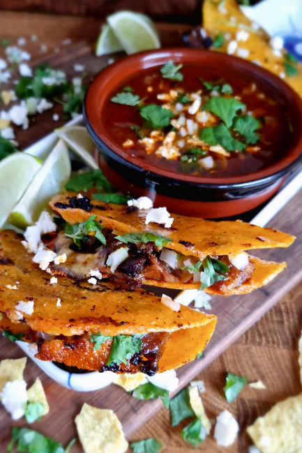 Smag på trenden – Prøv de hotte quesa birria tacos fra Mexico